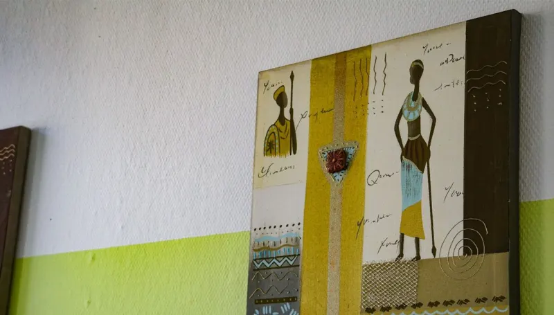 Flur mit großem, farbigem Gemälde an der Wand