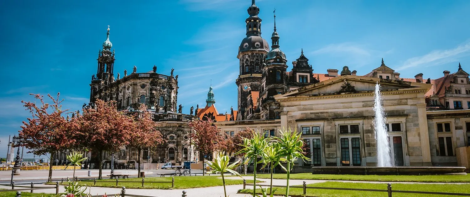 Dresdner Residenzschloss und Hofkirche mit Springbrunnen an einem Sommertag