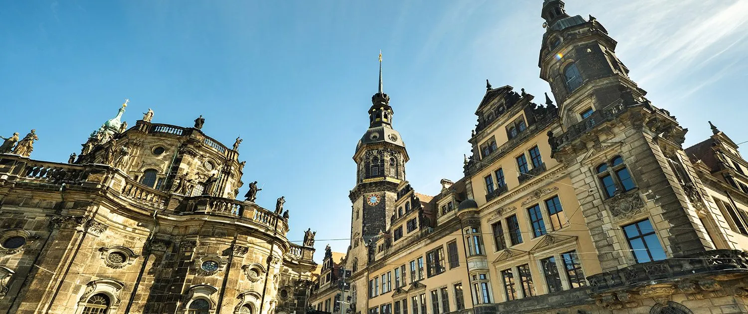 Residenzschloss und Hofkirche von unten gesehen, vor blauem Himmel