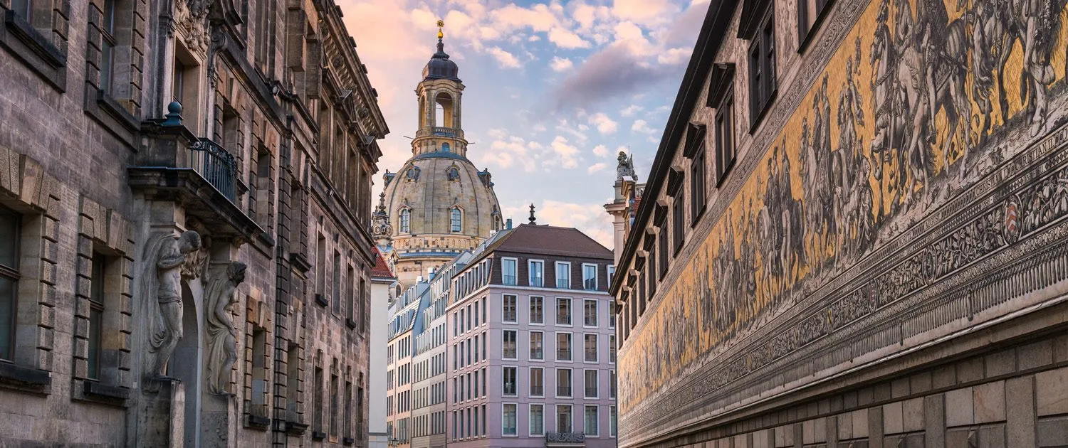 Blick entlang des Fürstenzugs auf die Kuppel der Frauenkirche