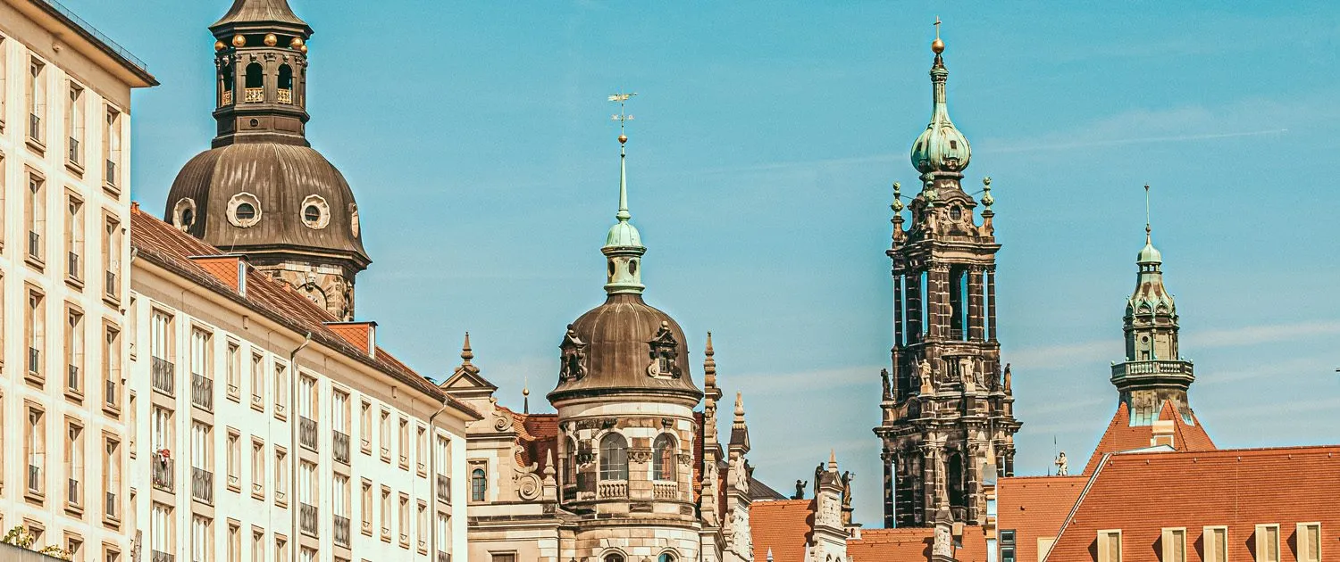 Türme von Residenzschloss und Hofkirche über den Dächern der Dresdner Altstadt